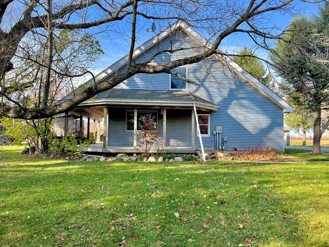 Foto principal - Charming Kewadin Farmhouse on US 31 For Re...