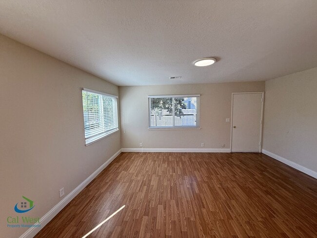 Foto del edificio - $2995.00 Spacious 3 Bed / 2 Bath Cottage i...
