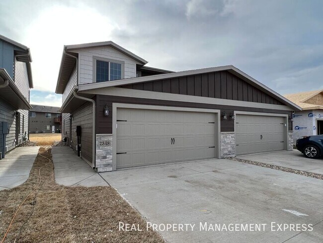 Building Photo - 3 Bed 2.5 Bath Townhome