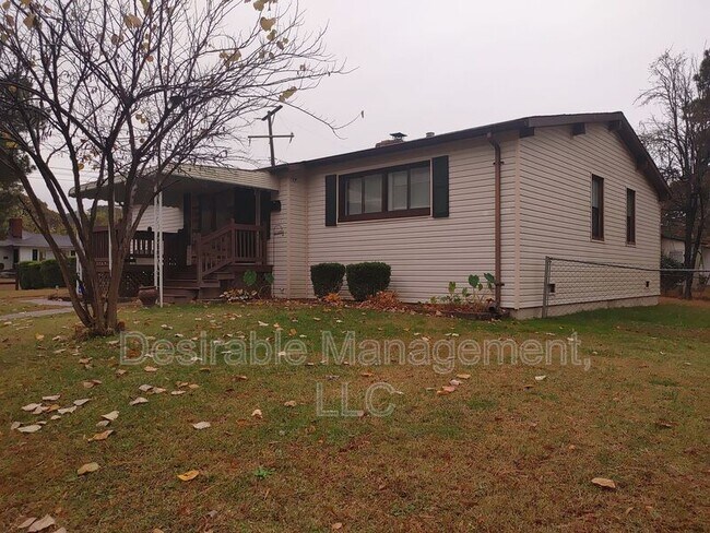 Building Photo - 827 Wakefield Ave