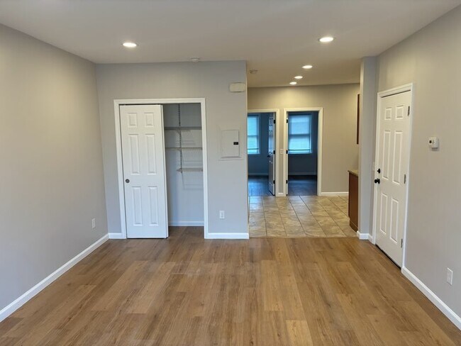 Foto del edificio - 46 Outwater Ln