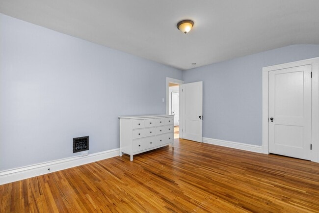 Building Photo - Gardener's Dream! 3-Bedroom, 1.5-Bath Home, Steps away from Tower Grove Park