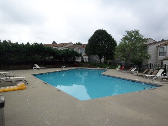 Foto del edificio - Carmel Crossing Road offers amazing townhome!