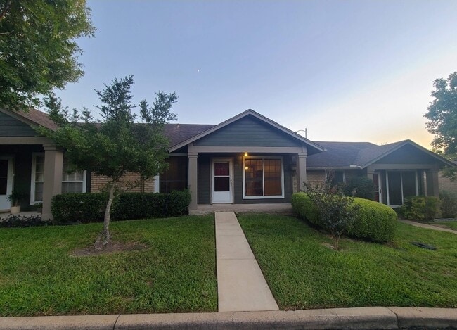 Building Photo - 1015 E Yager Ln