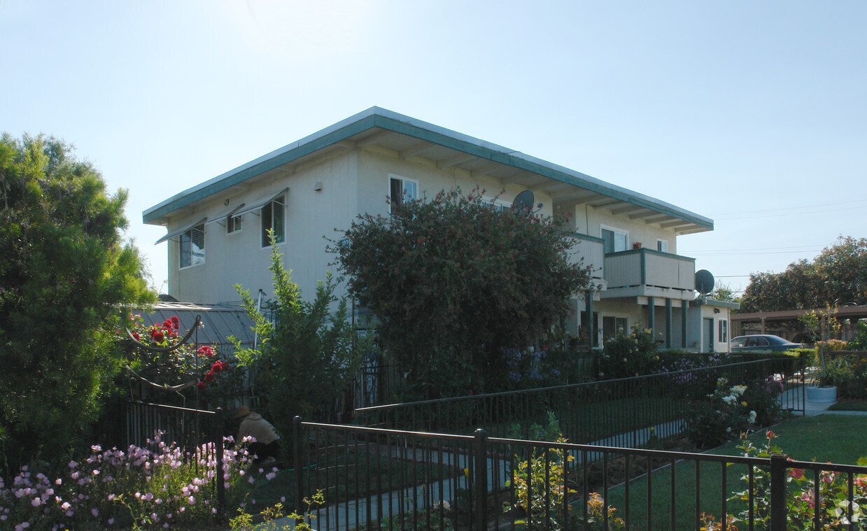 Building Photo - 492 Lewis Rd