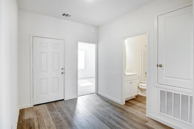 Building Photo - 1004 Wild Enclave Ln