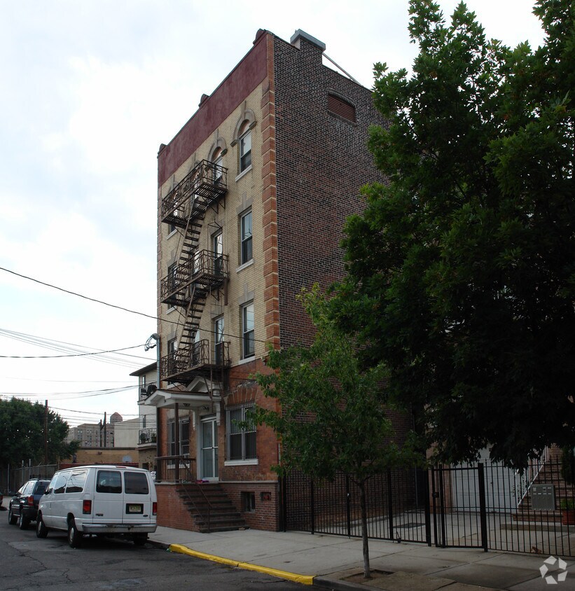 Building Photo - 94 Tichenor St