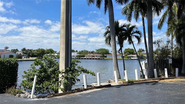 Foto del edificio - 1881 Middle River Dr