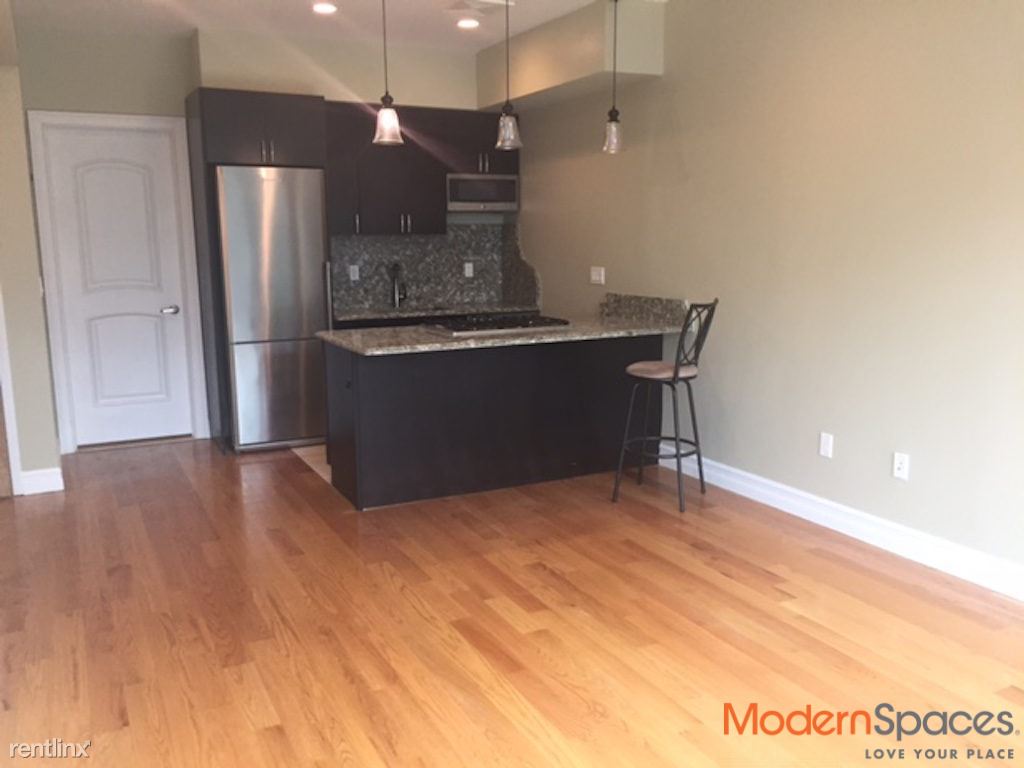 Foto principal - 2825 Steinway St