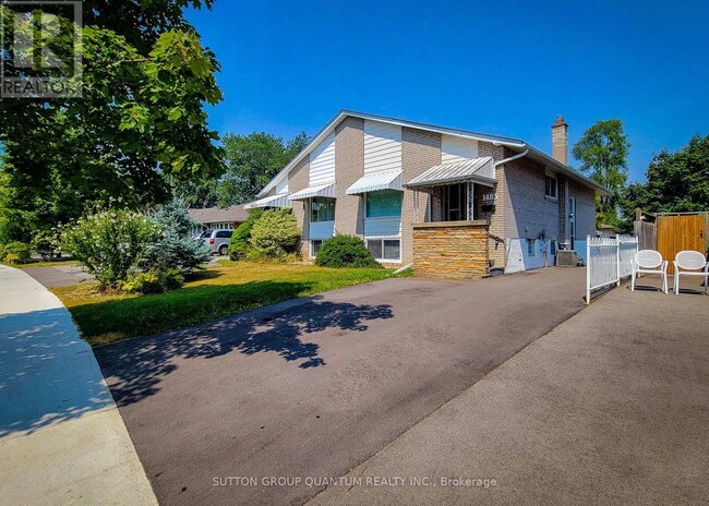 Building Photo - 1483 Sandgate Crescent