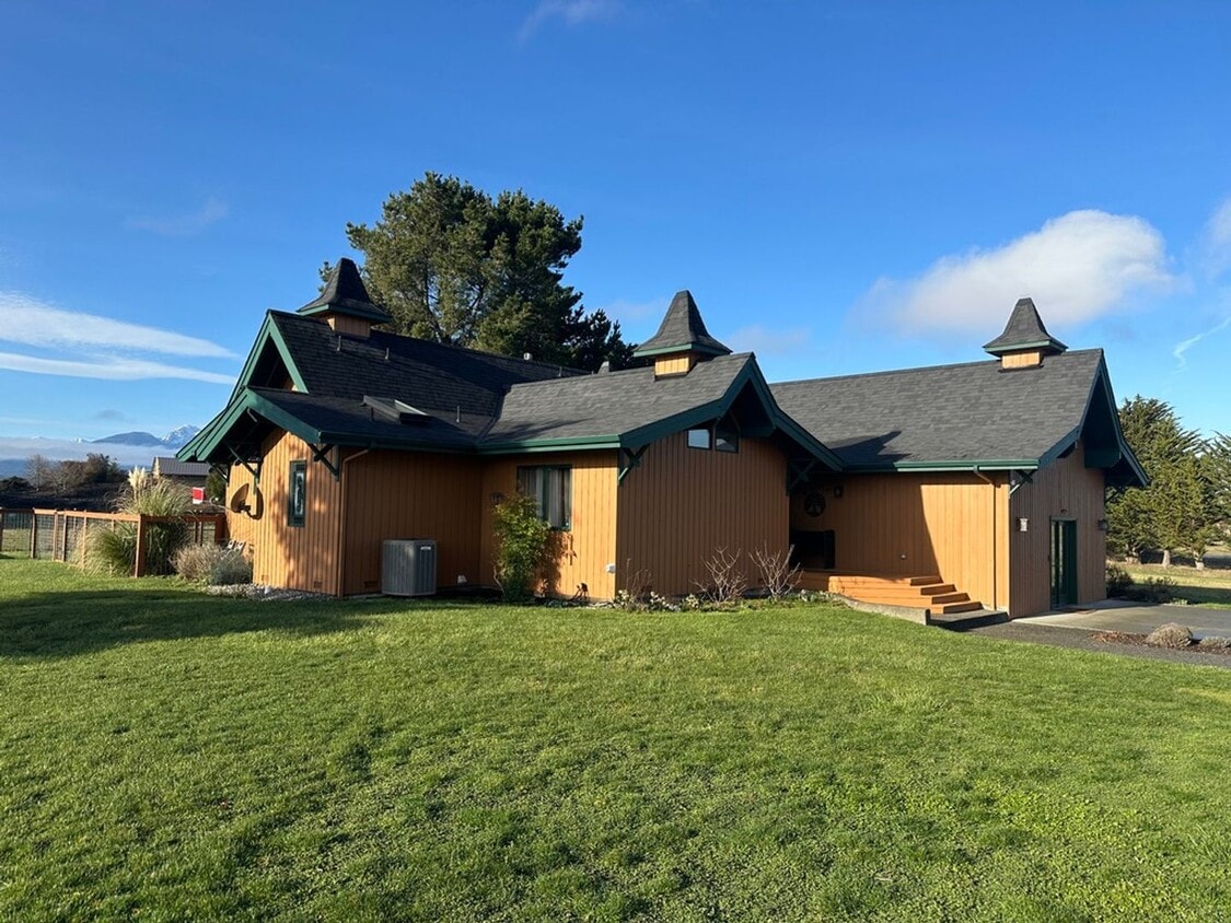 Primary Photo - Lovely, furnished home with mountain views...