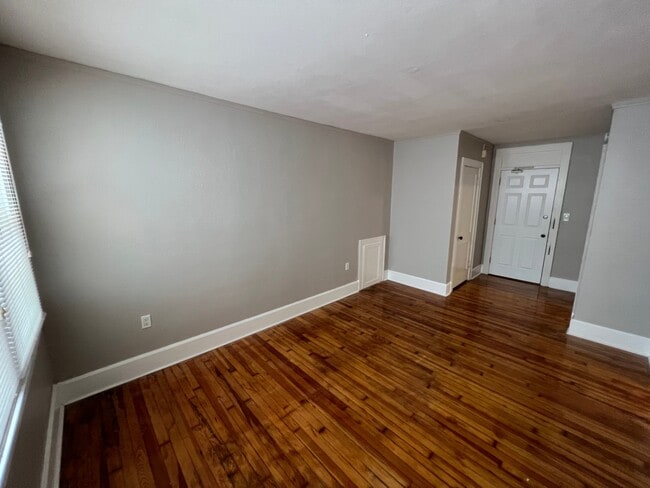 Building Photo - 1 Bed/1 Bath - Unit 5