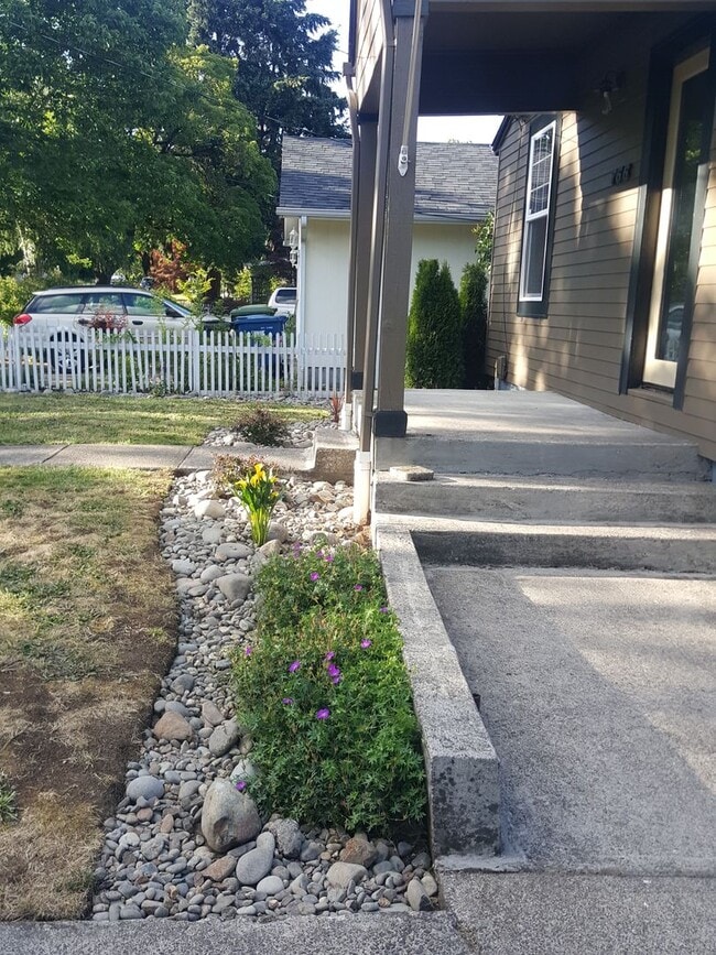 Foto del edificio - 4 Bed, 1 Bath, Large fenced yard, Shop, En...