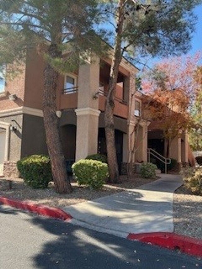 Building Photo - Two Bedroom  - Two Bathroom with attached Garage Ready For Move In