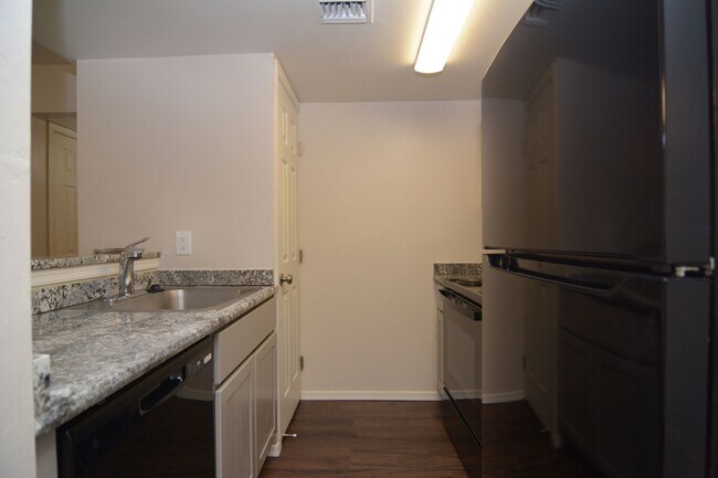 Foto del edificio - Remodeled 1 Bedroom 1 Bath Condo! Great Central Tucson Location!