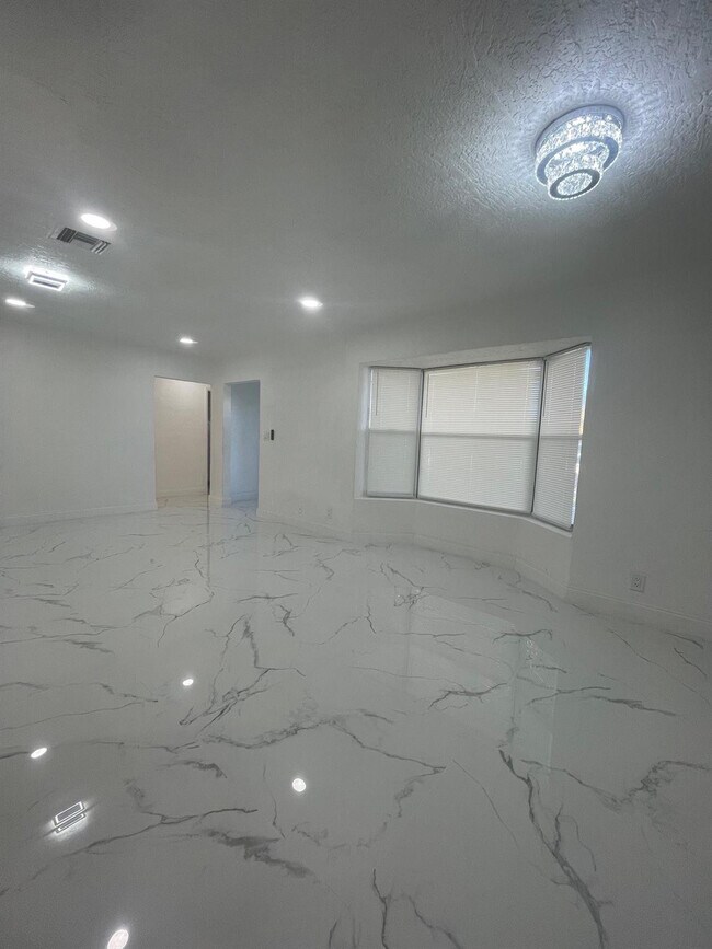 Building Photo - 3290 NW 39th St