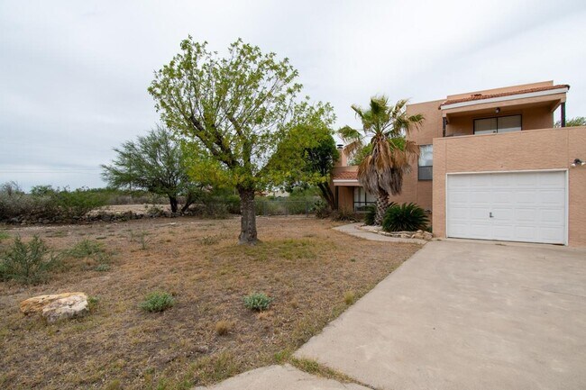 Building Photo - 922 Lago Vista Dr