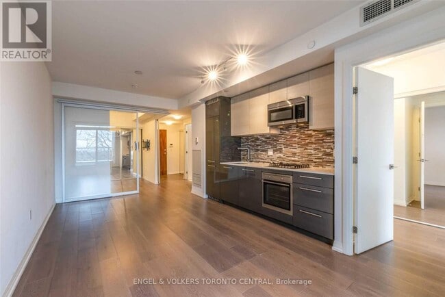Building Photo - 835-835 St Clair Ave W