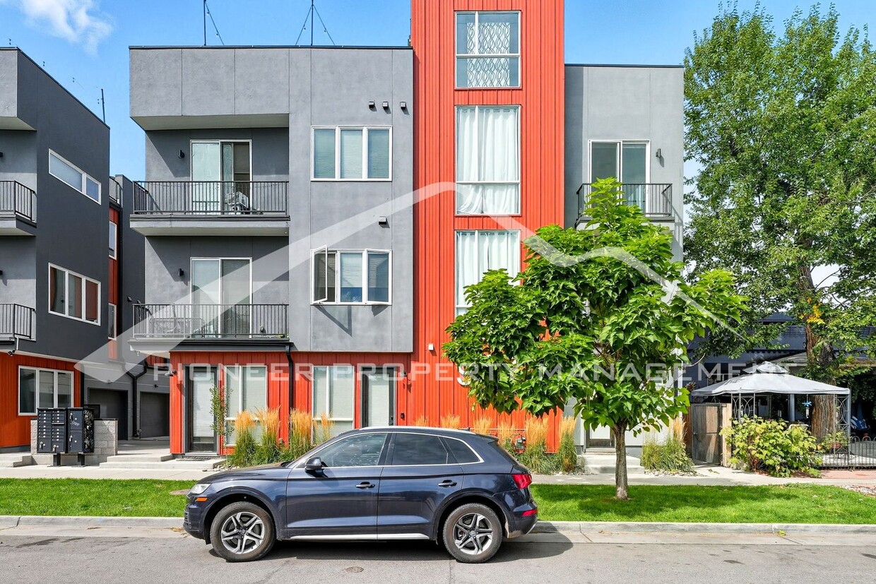 Primary Photo - Gorgeous Townhouse with Mountain Views and...
