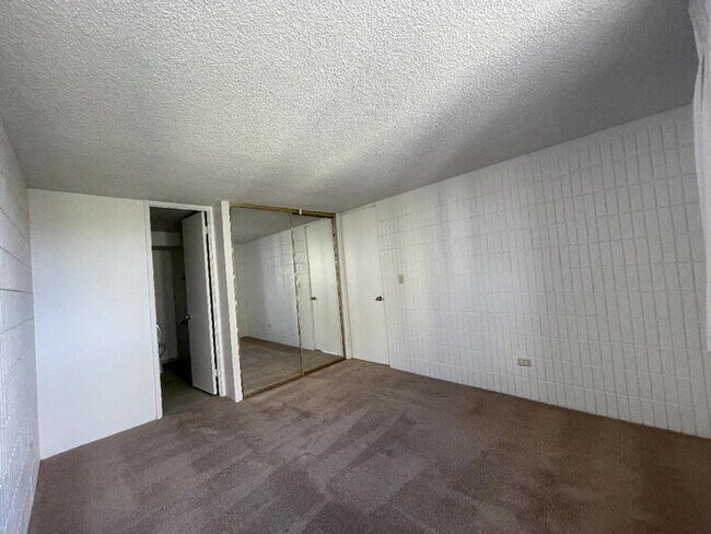 Building Photo - Sunset Lakeview 3/2/1 bldg B, sec, W/D, po...