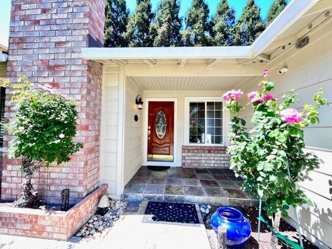 Foto del edificio - Gorgeous 3Bd/2BA + Den/Office or 4th Bedro...