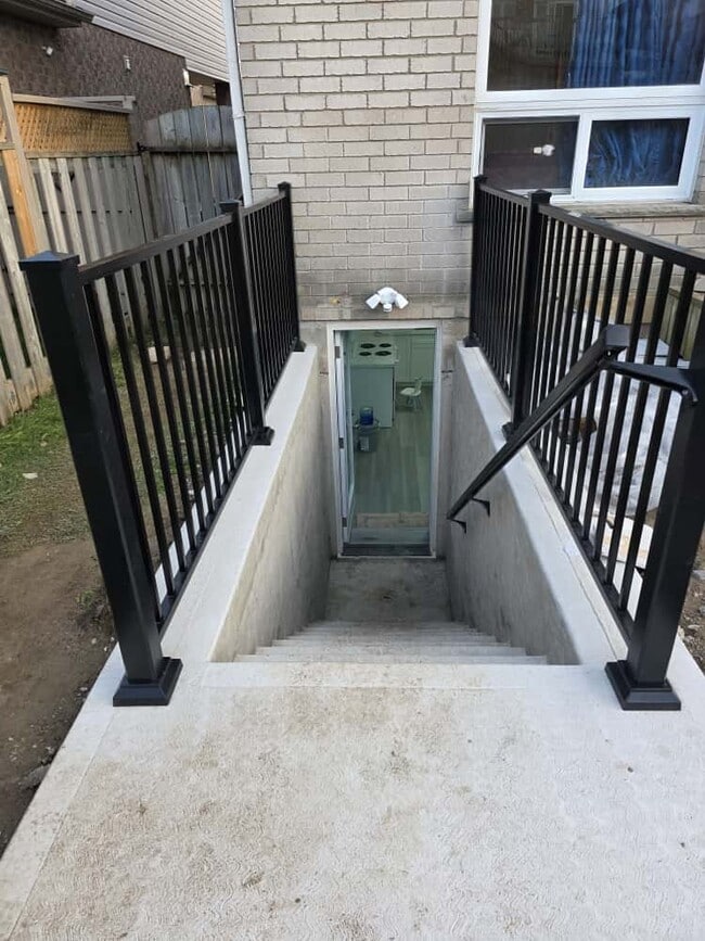 Building Photo - 347 Hidden Creek Dr