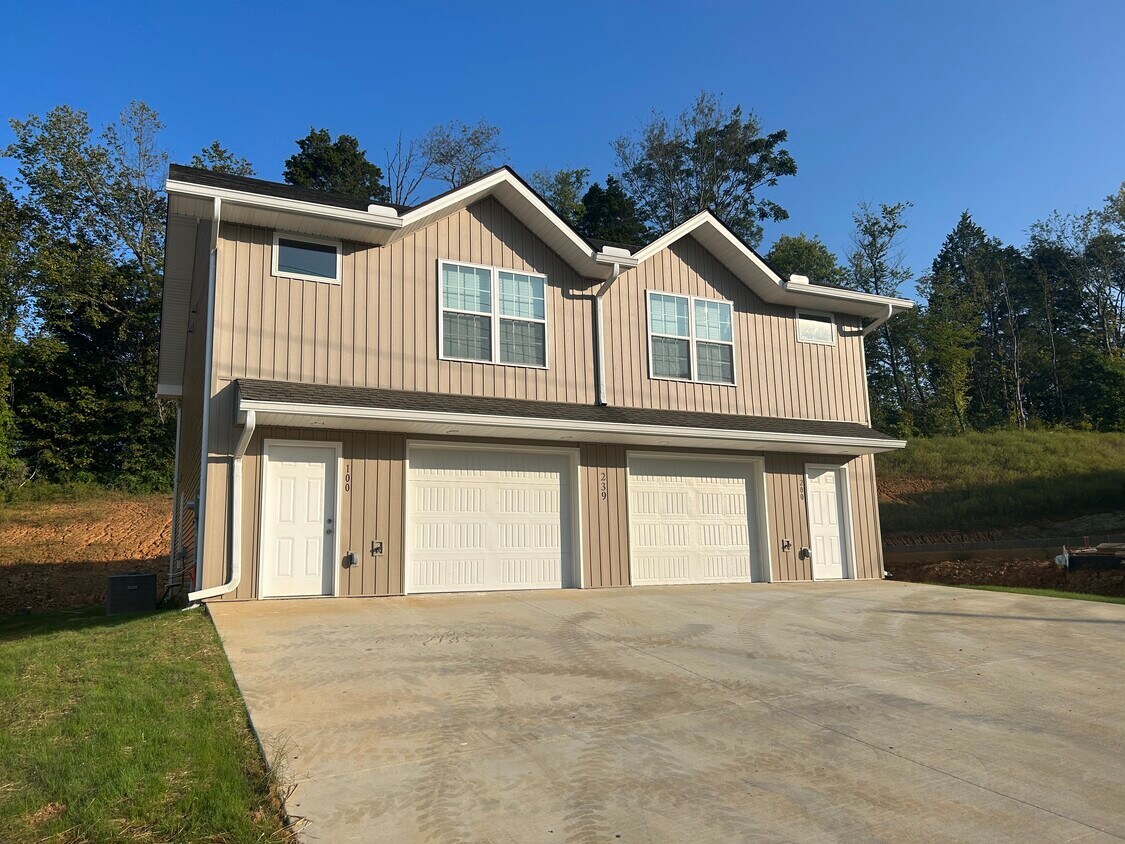 221 Keswick Dr, Morristown, TN 37813 Townhome Rentals in Morristown