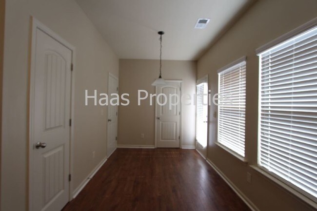 Building Photo - 700 Barberry Dr