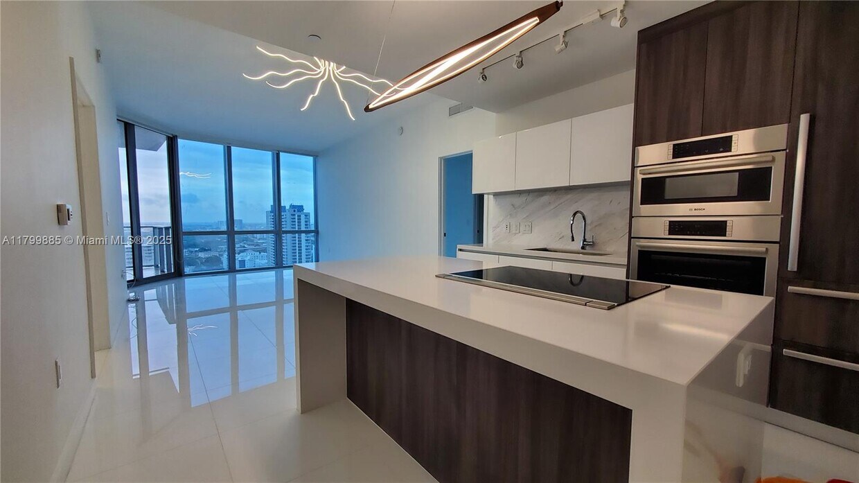 Foto principal - 851 NE 1st Ave