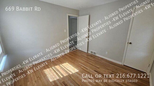 Building Photo - Euclid Living!