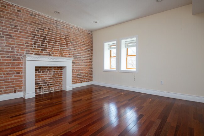 Building Photo - Charming 1 Bed/1 Bath in Mount Pleasant. P...