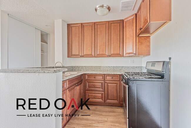 Building Photo - Amazing Top Floor One Bedroom with Spaciou...