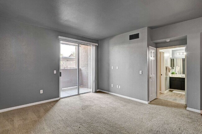 Building Photo - Ground Floor 2BD/2BA Condo in Gated Hender...