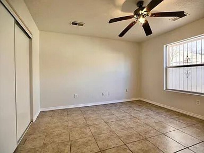 Foto del edificio - Charming 3-Bedroom Home in a Peaceful, Con...