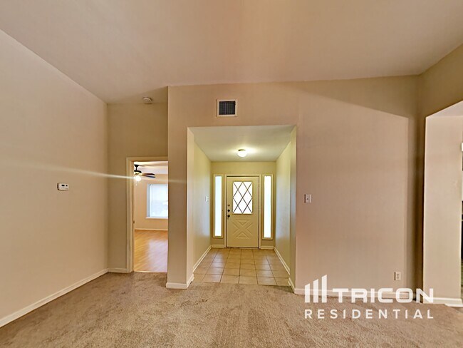 Foto del edificio - 7439 Longing Trail