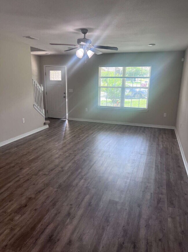 Building Photo - 426 Eisenhower Dr