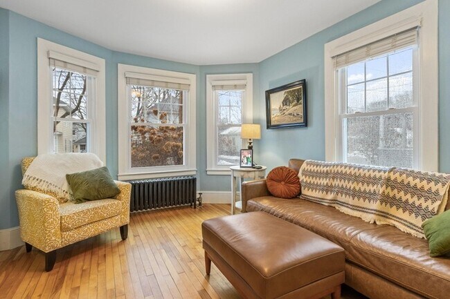 Foto del edificio - Classic 4BR Colonial with Porch, Gardens & Garage Near Downtown South Portland