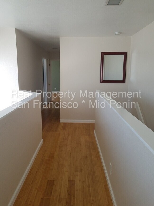 Building Photo - 3BD/2.5BA Waterfront Townhome
