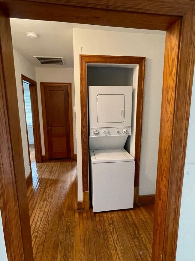 Foto del edificio - Renovated 2 bed room 2 bath. $ 1450.00  cl...