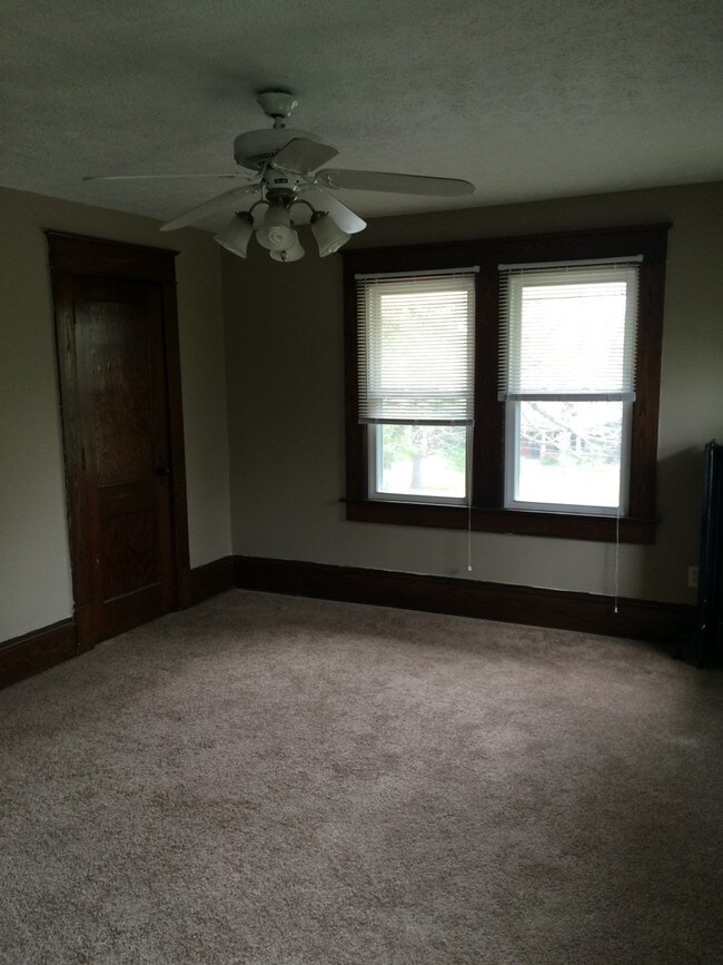 livingroom view 1 - 735 N Chestnut St