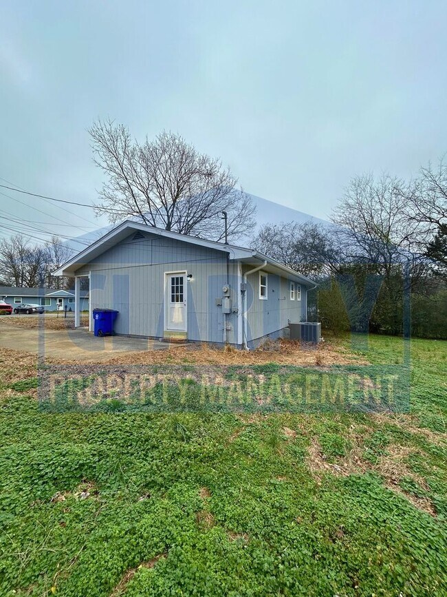 Building Photo - Three bedroom ranch-style home!