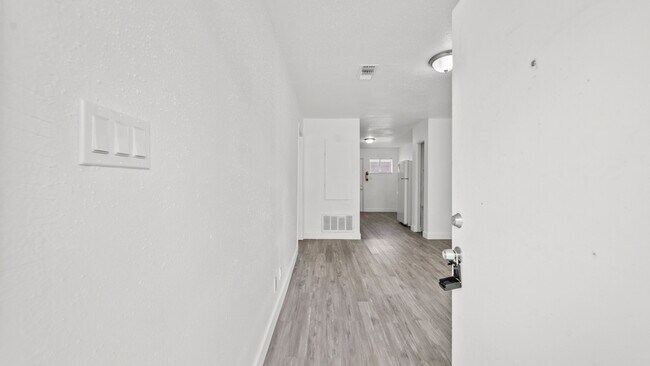 Foto del edificio - 7819 Glass St