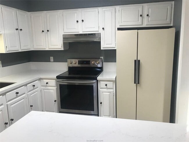 Building Photo - 4024 Woodcrest Dr