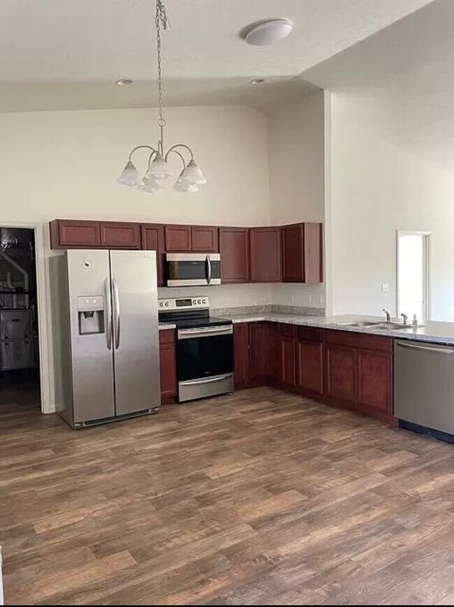 Building Photo - BLACKTHORN COMMUNITY...3 Bedroom 2 Bath