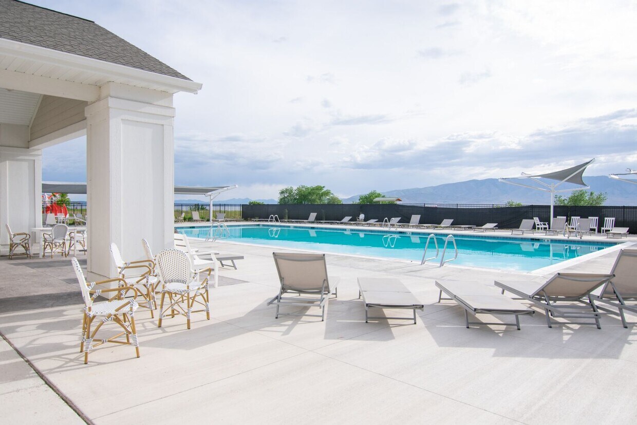 Foto principal - Stunning Lakefront 3-Bed, 2-Bath Condo in ...