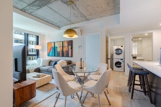 Building Photo - 292 Rue Sainte-Catherine Ouest