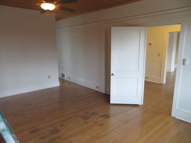 Building Photo - Radford, 4BR/ 2.5BA, Available Aug 1st