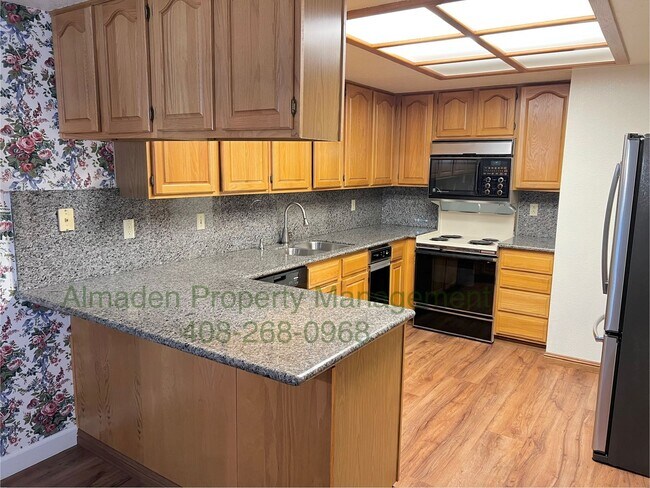 Foto del edificio - Almaden Townhome in Great Location! Pets N...