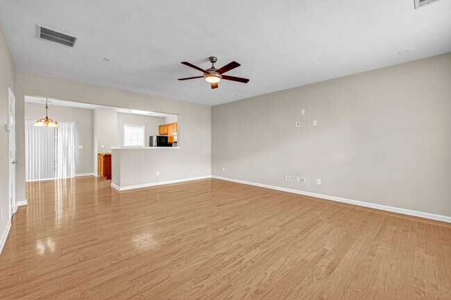 Foto del edificio - SPACIOUS 3 BEDROOM TOWNHOME