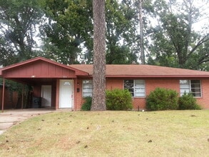 Building Photo - 919 Pine Tree Dr